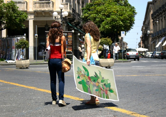 Девушки с плакатом